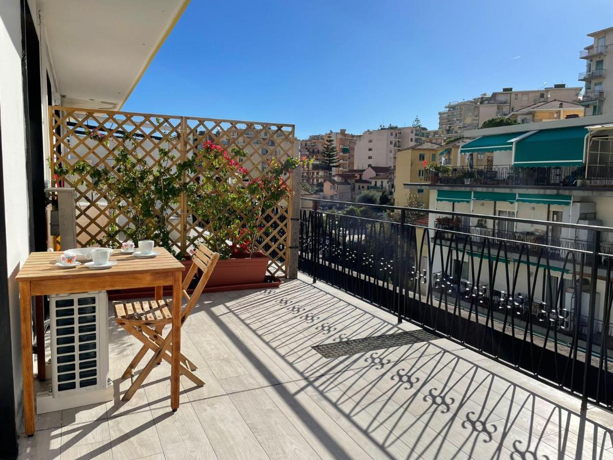 Wh - Cuore Home - Attico Monolocale Con Parcheggio Gratuito - 5 Minuti Dal Centro - Wifi Sanremo Exterior foto