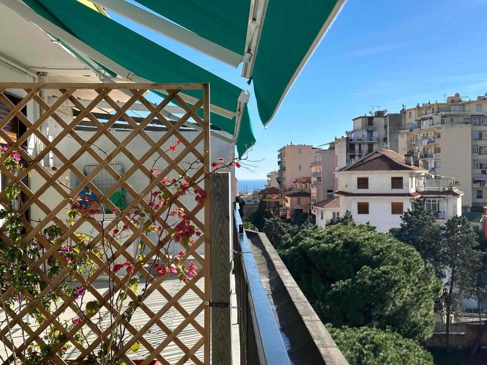 Wh - Cuore Home - Attico Monolocale Con Parcheggio Gratuito - 5 Minuti Dal Centro - Wifi Sanremo Exterior foto
